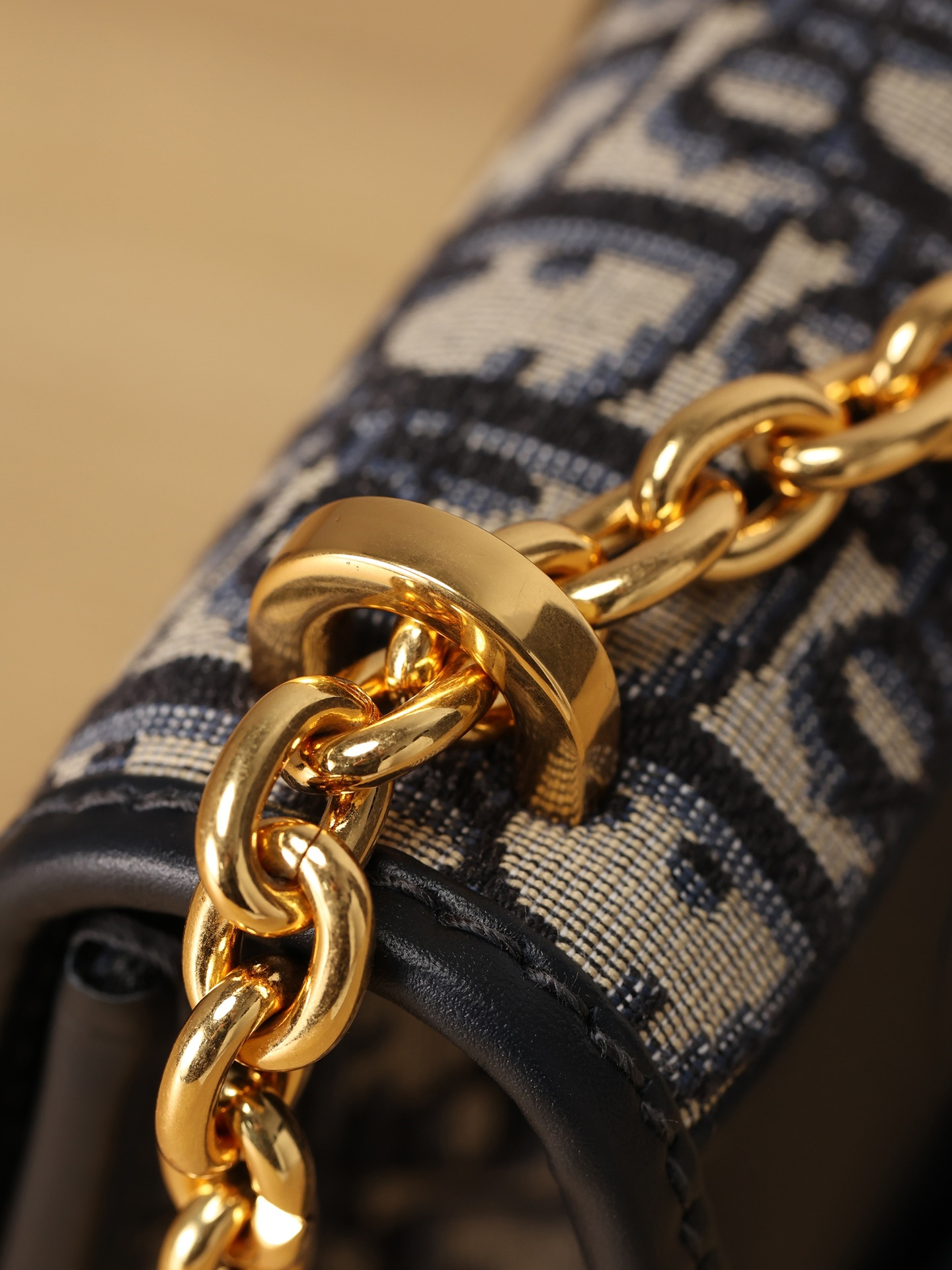 30 MONTAIGNE CHAIN BAG