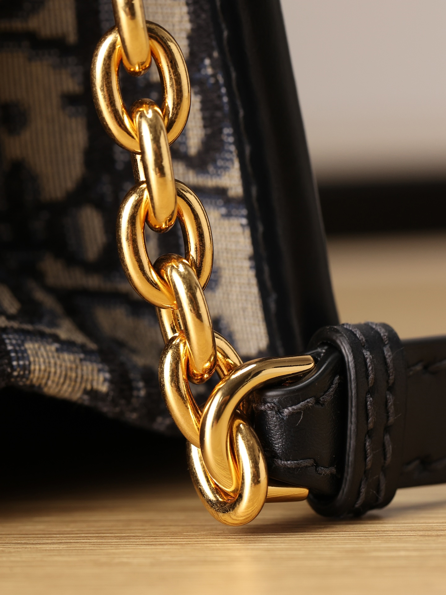 30 MONTAIGNE CHAIN BAG